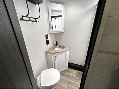 2026 VENTURE RV SPORTTREK — photo 14 view