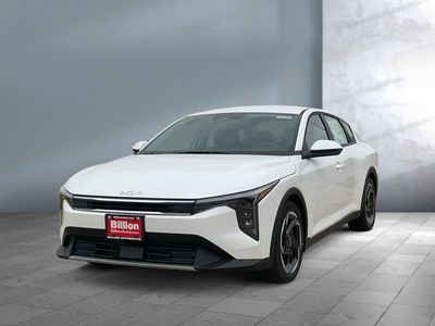 2025 Kia K4 — front three-quarter view