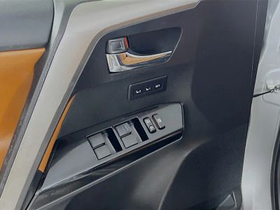 2017 Toyota RAV4 Hybrid — photo 14 view