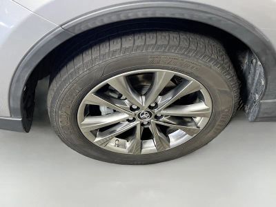 2017 Toyota RAV4 Hybrid — photo 11 view
