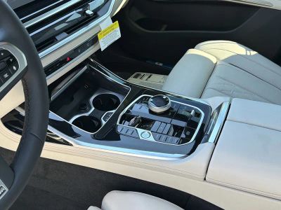 2027 BMW X7 — photo 22 view