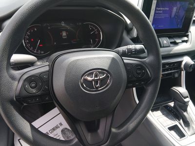 2025 Toyota RAV4 - Photo 12