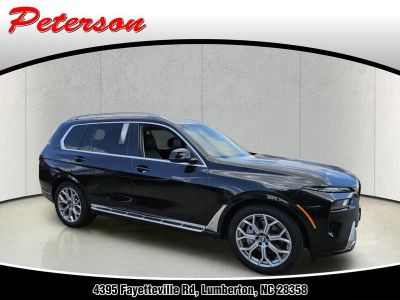 2025 BMW X7 xDrive40i in Black Sapphire Metallic — front three-quarter view