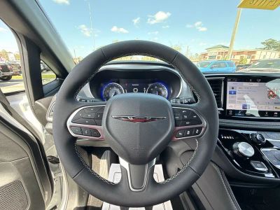 2026 Chrysler Pacifica — photo 12 view