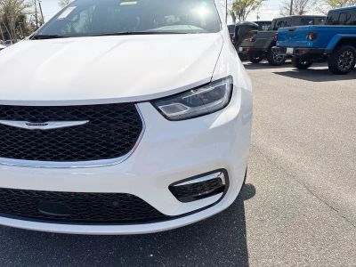 2026 Chrysler Pacifica — photo 8 view