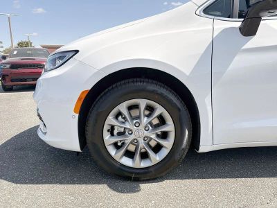 2026 Chrysler Pacifica — photo 9 view