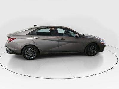 2024 Hyundai Elantra — photo 8 view