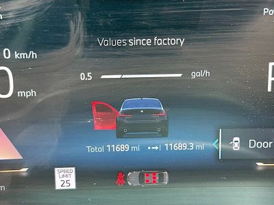 2025 BMW 3 Series — photo 12 view