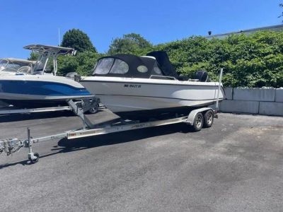 2006 Boston Whaler 210 OUTRAGE — front three-quarter view
