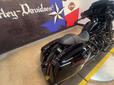 2025 Harley-Davidson FLHX - Street Glide — detail view