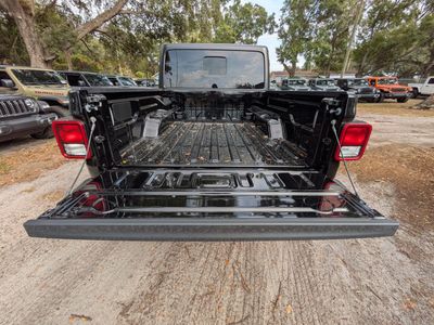 2026 Jeep Gladiator — photo 8 view