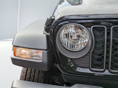 2026 Jeep Gladiator — photo 9 view