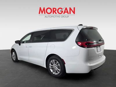 2026 Chrysler Pacifica — photo 7 view