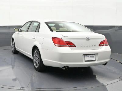 2005 Toyota Avalon — rear three-quarter view