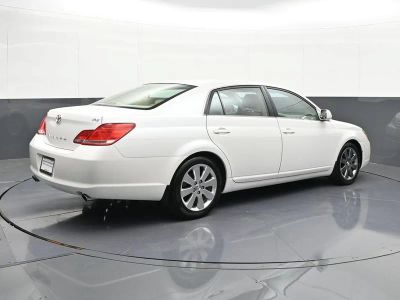 2005 Toyota Avalon — detail view