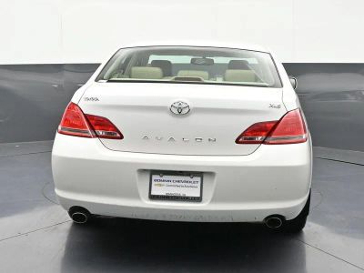 2005 Toyota Avalon — interior view
