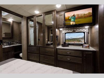 2018 Thor Motor Coach Hurricane - Photo 5