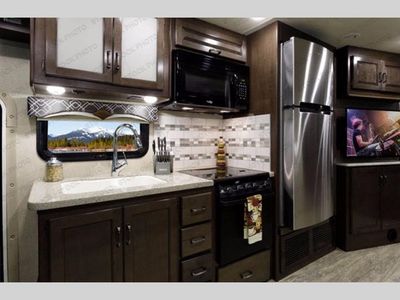 2018 Thor Motor Coach Hurricane - Photo 15