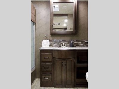 2018 Thor Motor Coach Hurricane - Photo 12