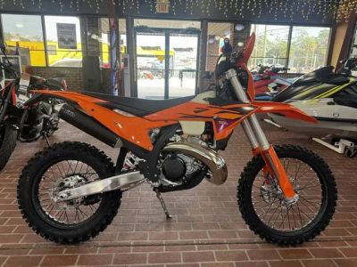2026 KTM 250 XC-W — front three-quarter view