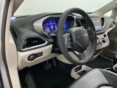 2024 Chrysler Pacifica — side profile view