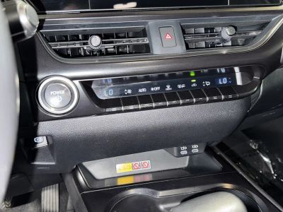 2024 Lexus UX — photo 27 view