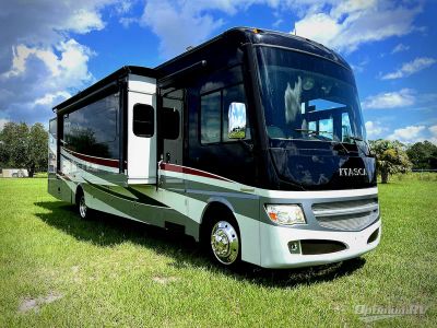 2015 Itasca Suncruiser — front three-quarter view