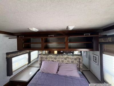 2002 Fleetwood 36T — photo 47 view