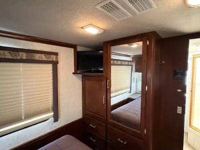 2002 Fleetwood 36T — photo 44 view