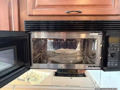 2002 Fleetwood 36T — photo 26 view