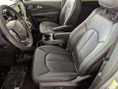 2026 Chrysler Pacifica — photo 10 view