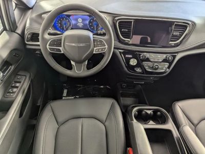 2026 Chrysler Pacifica — photo 13 view