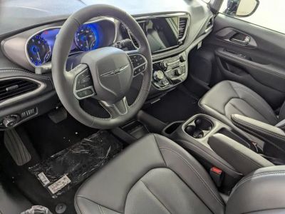 2026 Chrysler Pacifica — photo 12 view