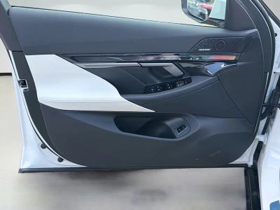 2027 BMW 5 Series — photo 21 view