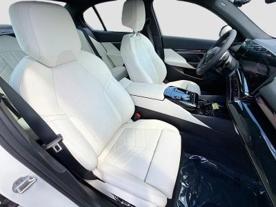 2027 BMW 5 Series — photo 14 view