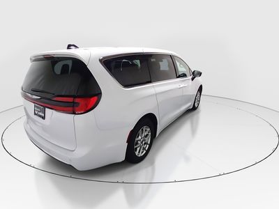 2024 Chrysler Pacifica — photo 7 view