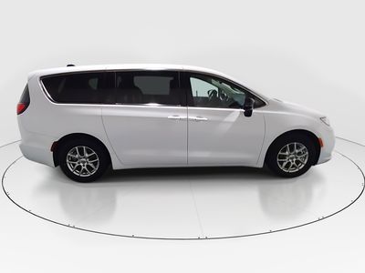 2024 Chrysler Pacifica — photo 8 view