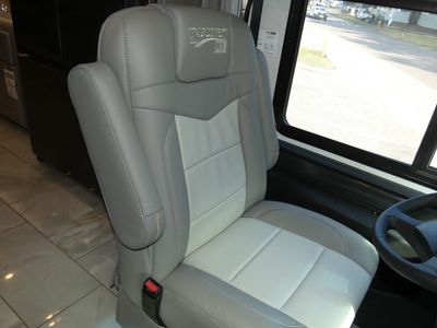 2026 Fleetwood Discovery LXE - Photo 8