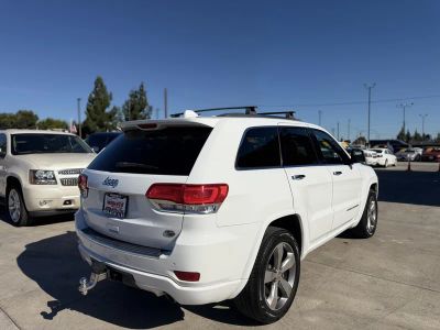 2014 Jeep Grand Cherokee — rear three-quarter view