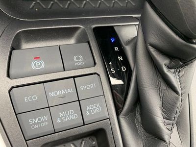 2025 Toyota RAV4 XLE - Photo 24