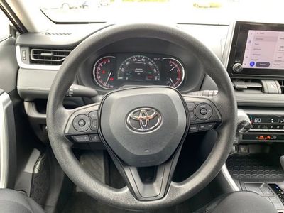 2025 Toyota RAV4 XLE - Photo 18