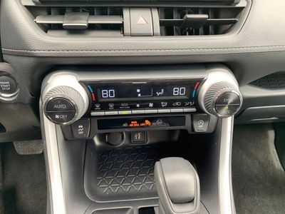 2025 Toyota RAV4 XLE - Photo 25