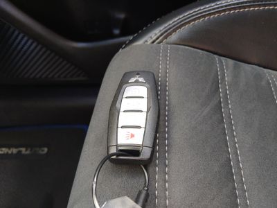 2024 Mitsubishi Outlander Plug-In Hybrid — photo 15 view