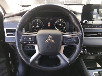 2024 Mitsubishi Outlander Plug-In Hybrid — photo 12 view