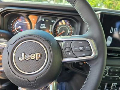 2025 Jeep Wrangler — photo 18 view