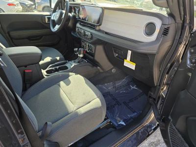 2025 Jeep Wrangler — photo 28 view