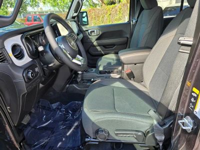 2025 Jeep Wrangler — photo 15 view