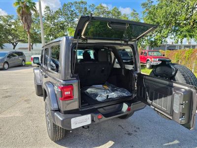 2025 Jeep Wrangler — photo 33 view