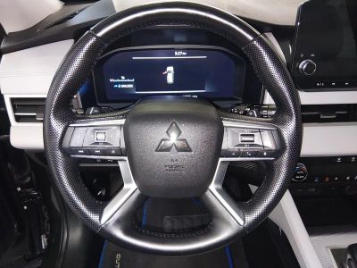 2024 Mitsubishi Outlander Plug-In Hybrid — photo 12 view