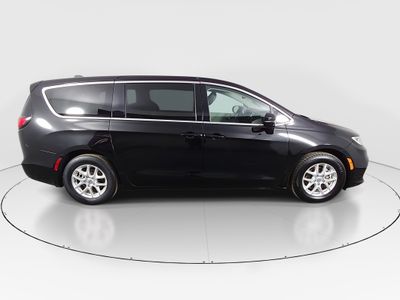 2024 Chrysler Pacifica — photo 8 view